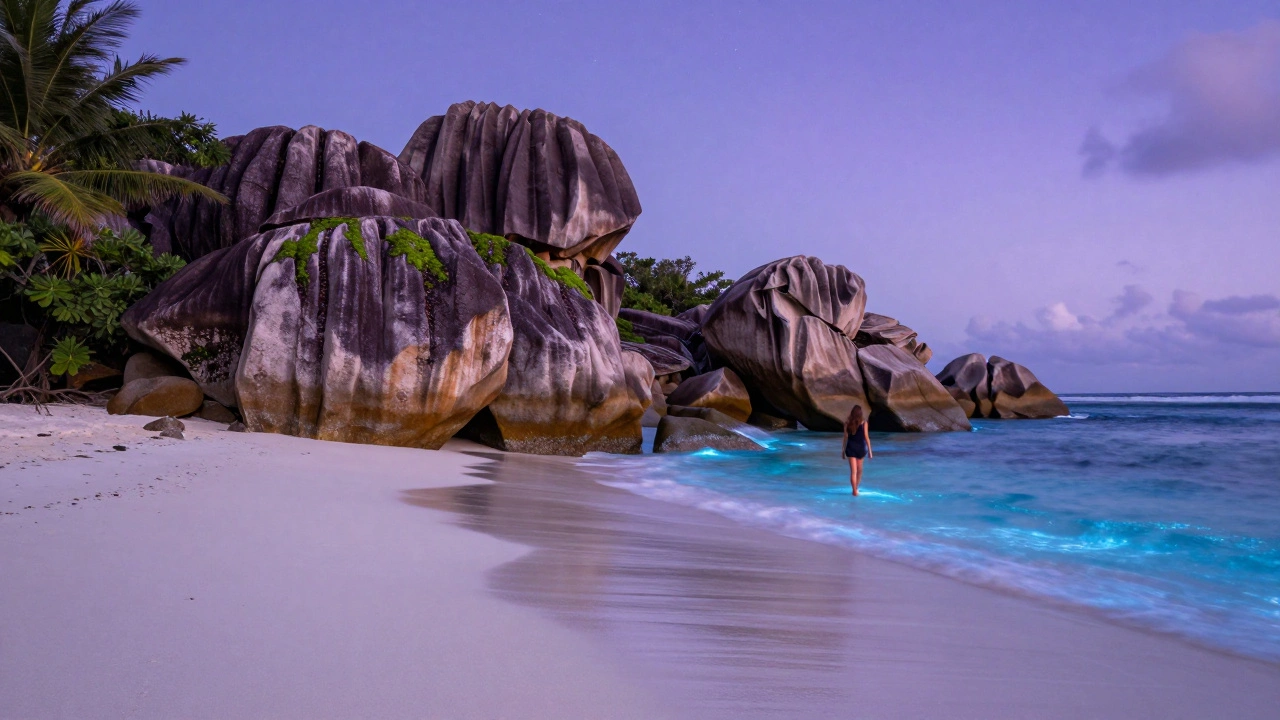 Пляж Сен-Пьер на Сейшельских островах с гранитными скалами и светящимся песком на закате.