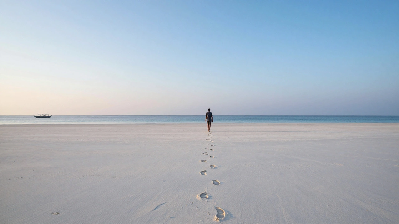 Одинокий путешественник идёт по пустынному пляжу на рассвете в Тиморе-Лешти.
