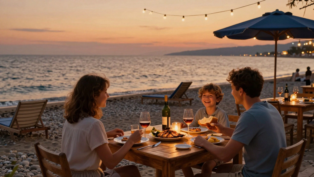 Семья ужинает на пляже в Солнечном Береге, Болгария, на закате с вином и рыбой.